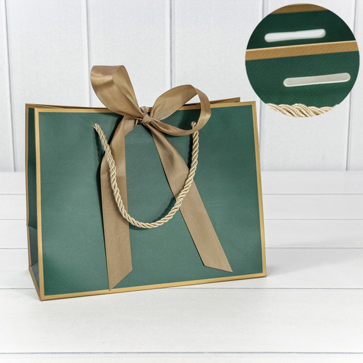 Пакет подарочный с лентой 23*18*10 210г Зелёный 1/10 1/160 Арт: 000505EA/15