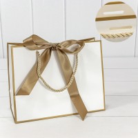 Пакет подарочный с лентой 23*18*10 210г Белый 1/10 1/160 Арт: 000504EA/1